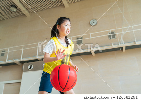 在健身房打籃球的女孩 在健身房打籃球的女孩 126382261
