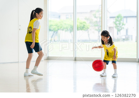 孩子們在體育館打籃球 126382270