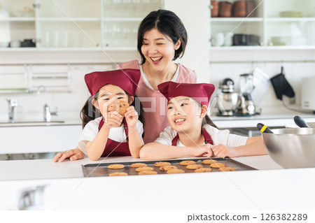 女孩和婦女烤餅乾 126382289