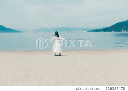 一幅清澈的女人肖像,周圍是藍天和大海 一幅清澈的女人肖像,周圍是藍天和大海 126382478