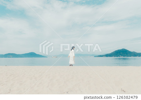 一幅清澈的女人肖像，周圍是藍天和大海 126382479