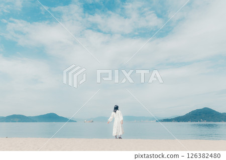 一幅清澈的女人肖像,周圍是藍天和大海 一幅清澈的女人肖像,周圍是藍天和大海 126382480