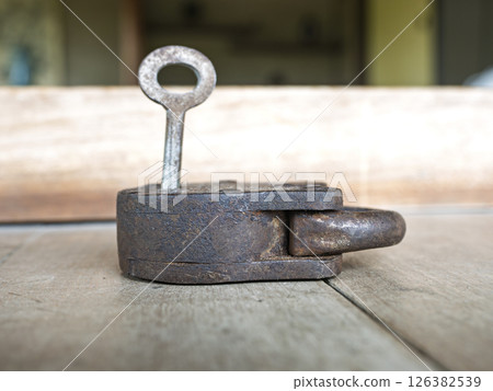 門廊上的舊鑰匙 126382539
