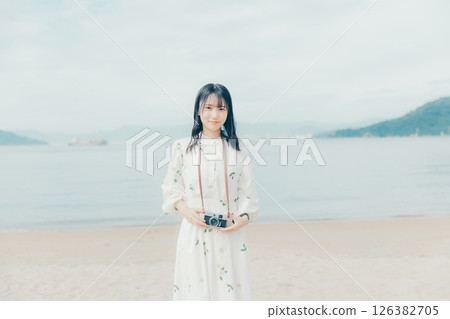 沙灘上拿著底片相機的女孩 沙灘上拿著底片相機的女孩 126382705