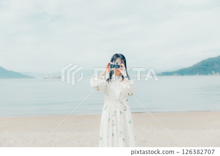 沙灘上拿著底片相機的女孩 126382707