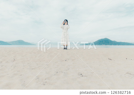 沙灘上拿著底片相機的女孩 沙灘上拿著底片相機的女孩 126382716