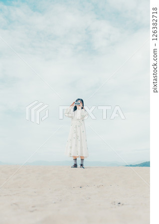 沙灘上拿著底片相機的女孩 沙灘上拿著底片相機的女孩 126382718