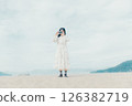 沙灘上拿著底片相機的女孩 126382719