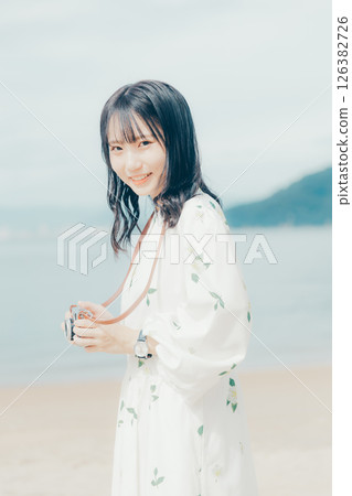 沙灘上拿著底片相機的女孩 126382726