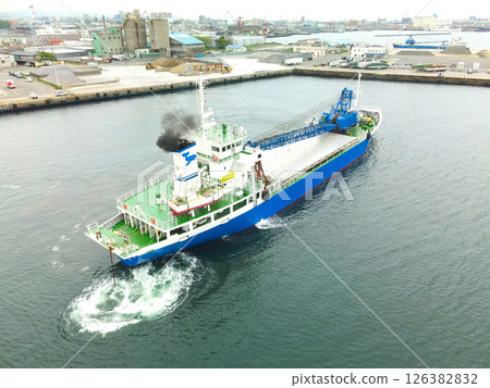 春季從北海道函館市函館港駛出的貨船的鳥瞰圖 春季從北海道函館市函館港駛出的貨船的鳥瞰圖 126382832