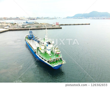 春季從北海道函館市函館港駛出的貨船的鳥瞰圖 126382833