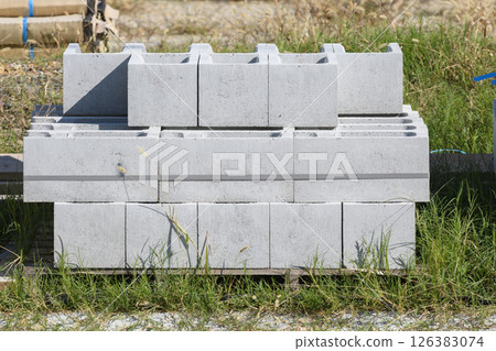 住宅開發區空地上存放的建築材料 126383074