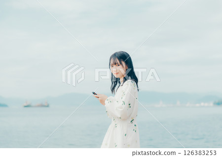 20多歲女性以平靜的表情打電話的生活方式 126383253