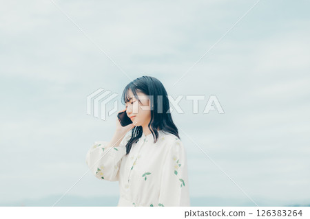 20多歲女性以平靜的表情打電話的生活方式 20多歲女性以平靜的表情打電話的生活方式 126383264