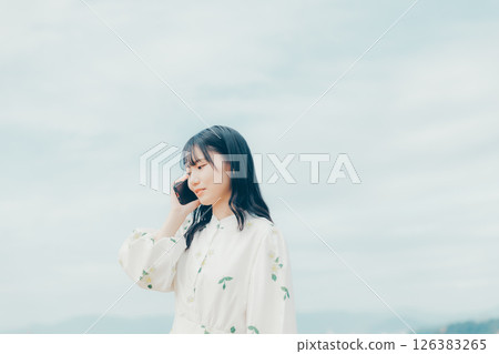 20多歲女性以平靜的表情打電話的生活方式 20多歲女性以平靜的表情打電話的生活方式 126383265