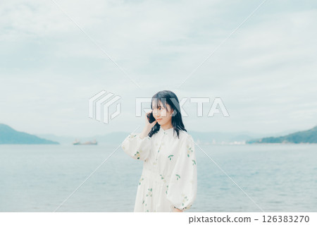 20多歲女性以平靜的表情打電話的生活方式 126383270
