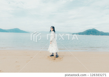 20多歲女性以平靜的表情打電話的生活方式 126383271
