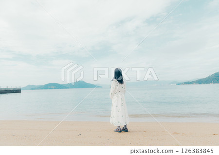 平靜的海面和提著燈籠的女人的背影 平靜的海面和提著燈籠的女人的背影 126383845