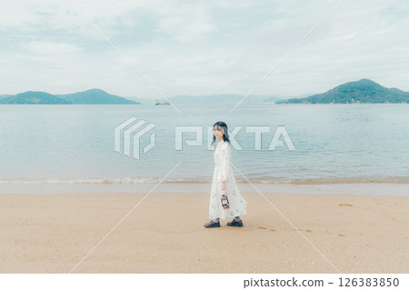 平靜的海面和提著燈籠的女人的背影 126383850