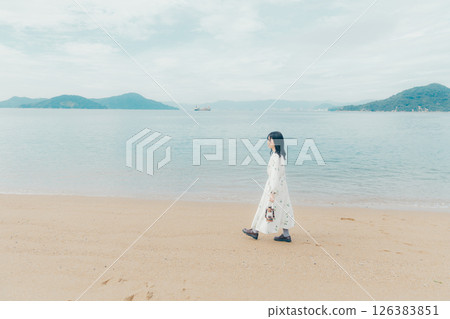 平靜的海面和提著燈籠的女人的背影 126383851