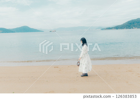 平靜的海面和提著燈籠的女人的背影 126383853