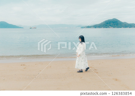 平靜的海面和提著燈籠的女人的背影 126383854