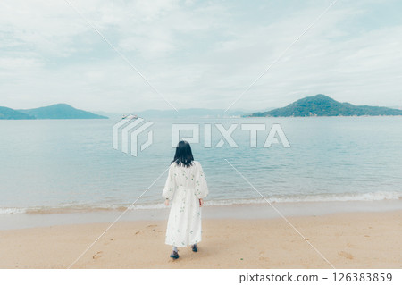 平靜的海面和提著燈籠的女人的背影 平靜的海面和提著燈籠的女人的背影 126383859