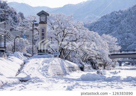 Snowy scenery at Misasa Onsen 126383890