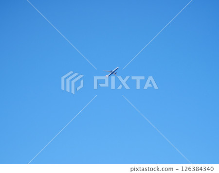 飛機在藍天中飛行 |若洲 飛機在藍天中飛行 |若洲 126384340