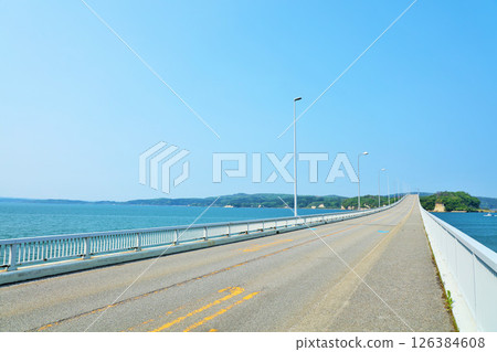 石川縣能登半島藍天下的能登島大橋 126384608