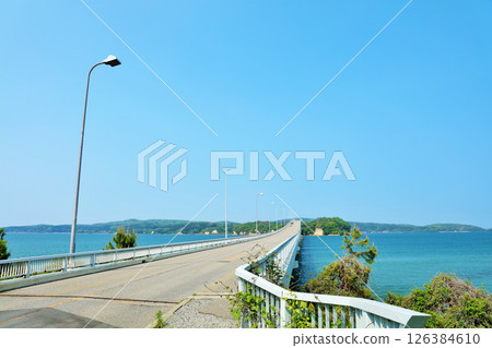 石川縣能登半島藍天下的能登島大橋 石川縣能登半島藍天下的能登島大橋 126384610