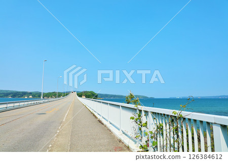 石川縣能登半島藍天下的能登島大橋 126384612