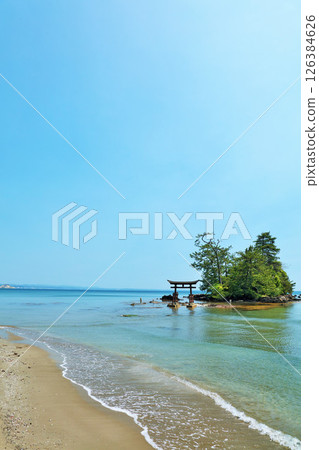石川縣能登半島,從藍天下的愛路海岸望去的弁天島 石川縣能登半島,從藍天下的愛路海岸望去的弁天島 126384626