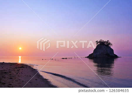 石川縣,能登半島,見附島黎明 石川縣,能登半島,見附島黎明 126384635