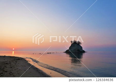 石川縣,能登半島,見附島黎明 石川縣,能登半島,見附島黎明 126384636
