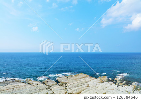 從石川縣能登半島眺望藍天下的日本海 從石川縣能登半島眺望藍天下的日本海 126384640