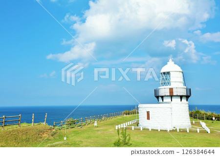 石川縣能登半島藍天下的六光崎燈塔 126384644