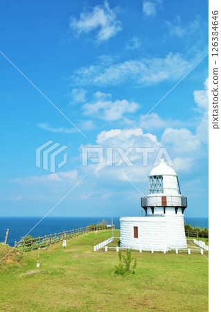 石川縣能登半島藍天下的六光崎燈塔 126384646