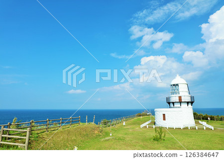 石川縣能登半島藍天下的六光崎燈塔 126384647