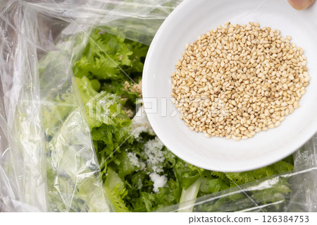 The process of making lightly pickled freshly harvested wasabi leaves 126384753