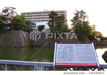 福井城的石牆、內護城河以及位於本城遺址的福井郡議會大廈 126384852
