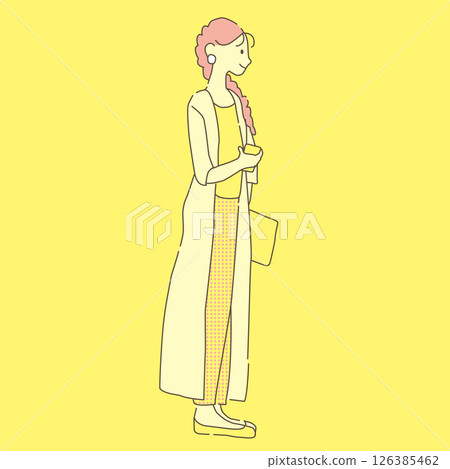 一個拿著智慧型手機站著的女人 126385462