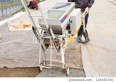 使用播種機在水稻育苗溫室中播種 - 安裝工作 使用播種機在水稻育苗溫室中播種 - 安裝工作 126385500