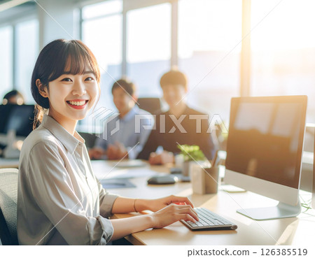 在辦公室工作的女商人 126385519