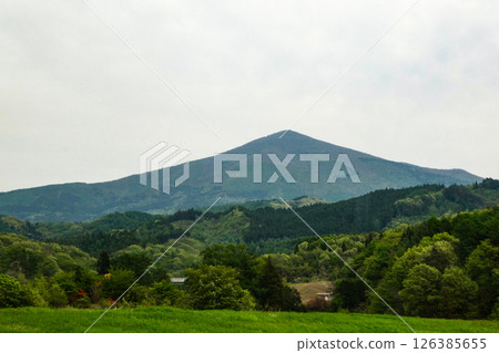 姬神山是位於岩手縣盛岡市玉山郡涉谷的一座美麗的錐形山峰 姬神山是位於岩手縣盛岡市玉山郡涉谷的一座美麗的錐形山峰 126385655