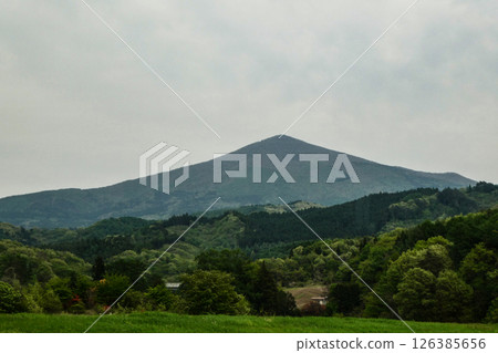 姬神山是位於岩手縣盛岡市玉山郡涉谷的一座美麗的錐形山峰 姬神山是位於岩手縣盛岡市玉山郡涉谷的一座美麗的錐形山峰 126385656