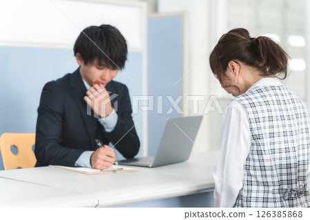 Male businessman interviewing a female employee (temporary employee, part-time employee, contract employee) 126385868