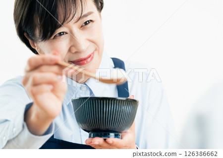 一個協助用餐的女人 126386662