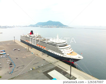 春季，伊莉莎白女王號遊輪停靠北海道函館市函館港的鳥瞰圖 126387007