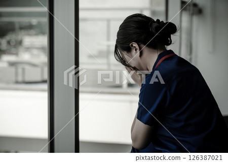 哭泣的年輕女護士，醫生 126387021